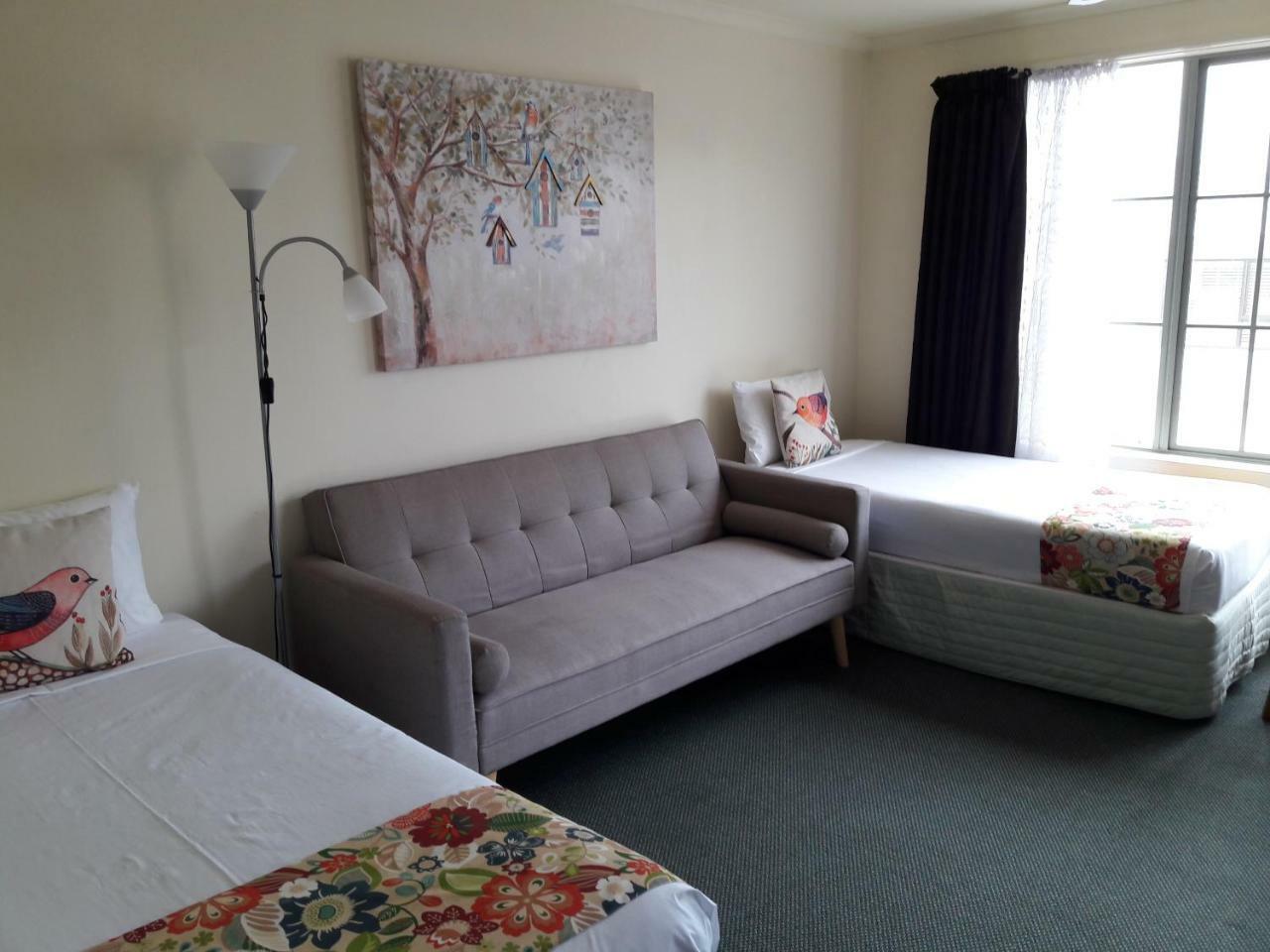 Colonial Lodge Motel Taupo Exterior photo