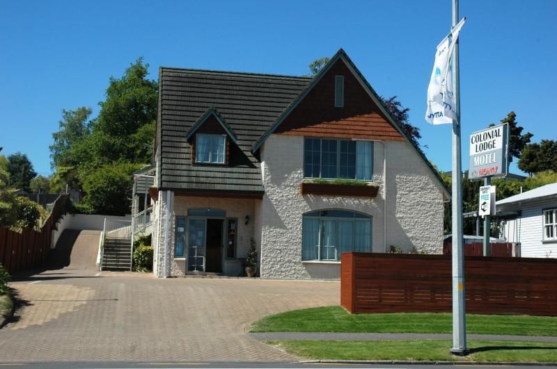 Colonial Lodge Motel Taupo Exterior photo